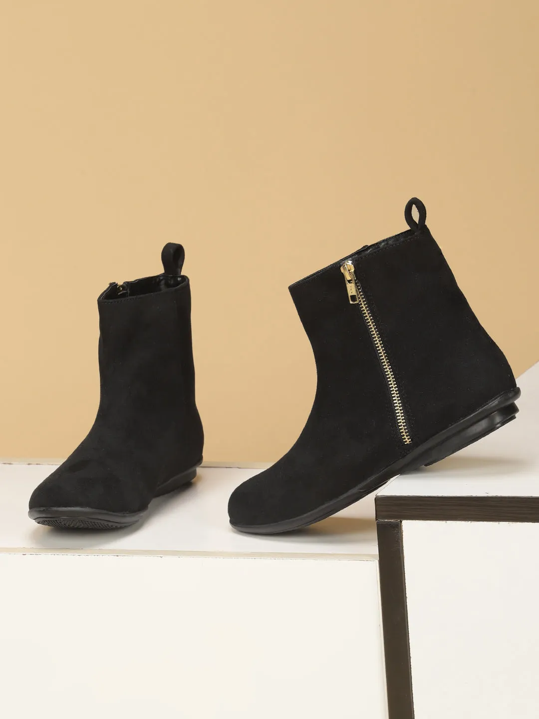 Svelte Black Boots