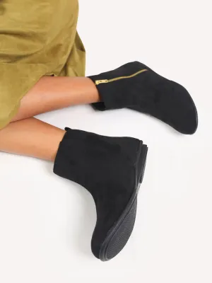 Svelte Black Boots